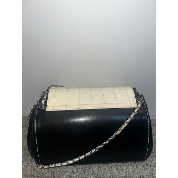 Chanel Quilted Patent Leather Flap Bag - Like New Condition - Picture 4 of 4